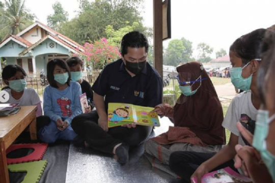 Erick Thohir Antarkan Buku dan Alat Gambar ke Anak-Anak Desa Cikuya