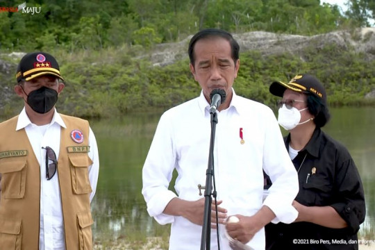 Presiden Tanam Pohon di Area Bekas Pertambangan Emas Kalimantan Barat
