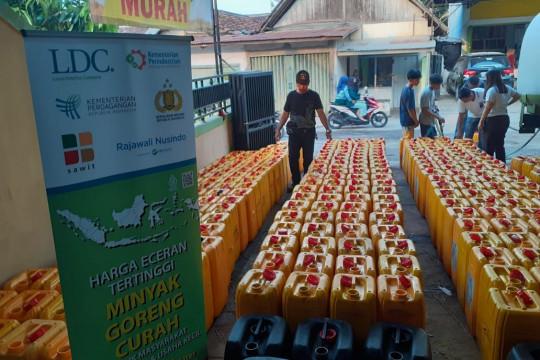 ID FOOD Salurkan 27 Juta Minyak Goreng ke Pasar Rakyat